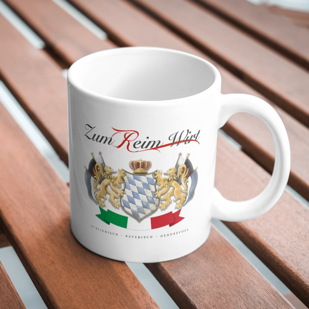 Weiße Tasse mit dem Logo des Wirtshauses Zum Reim Wirt aus Roding – italienisch, bayerisch, genussvoll. Perfektes Souvenir für Fans regionaler Küche.